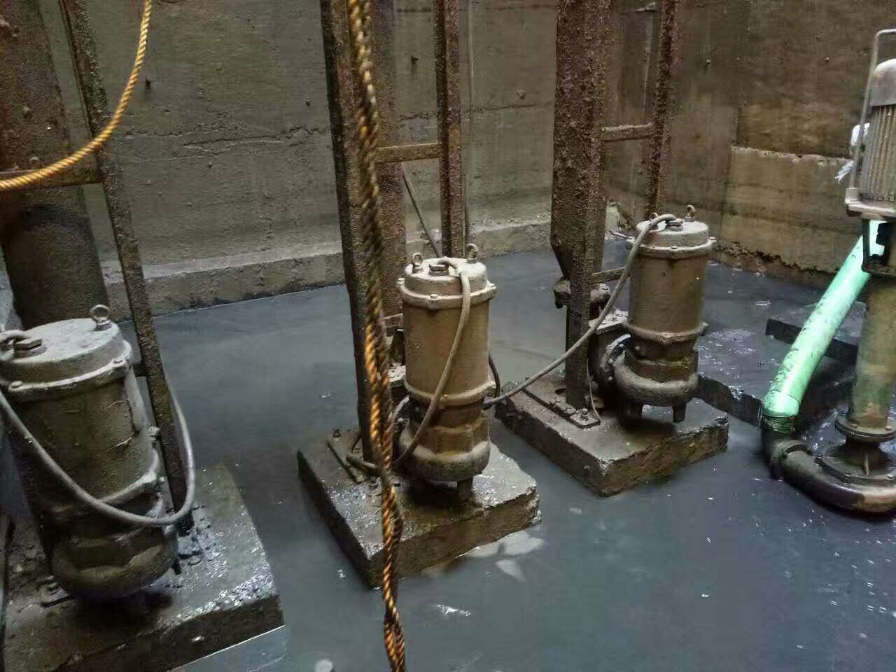 下陆污水池清理