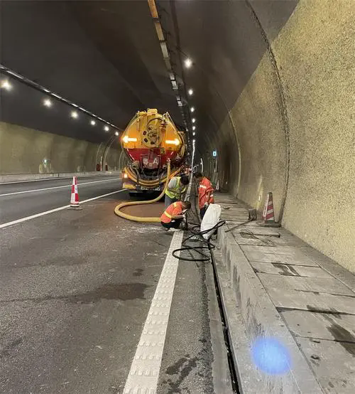 下陆隧道排水渠清淤